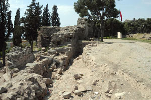 Kadifekale'de yeni sur  duvarları ortaya çıktı