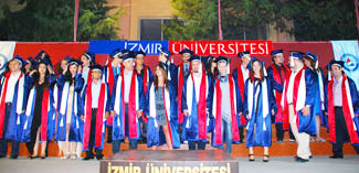 İzmir Üniversitesi'nde ilk mezuniyet coşkusu