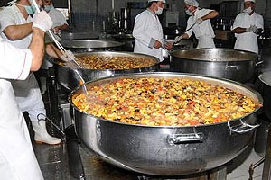 Bornova'da günde 1000 kişiye sıcak yemek