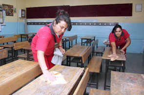 Bayraklı Belediyesi okulları temizletiyor