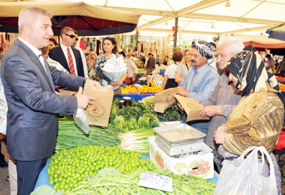 Başkan Durak pazaryerinde kağıt torba dağıttı