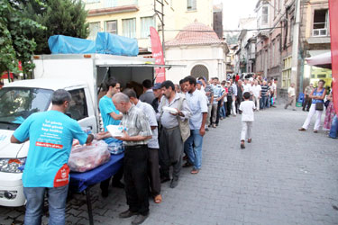 Konak'ta iftar kuyruğu