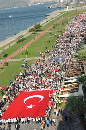 İzmirliler Atatürk'e saygı için yürüyecek