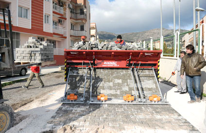 Karşıyaka'ya parke taşı serme makinesi