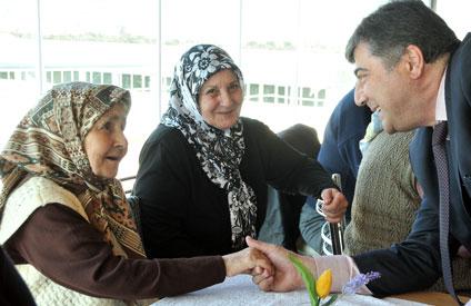 Bornova'da yaşlılar baş tacı ediliyor