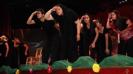 Gaziemirli tiyatrocular sahnede