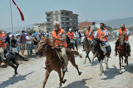 Bornova'da Rahvan At yarışı 21 yıl aradan sonra yeniden düzenlendi