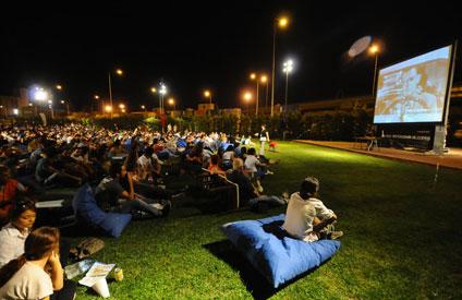 Büyükşehir'in açık havada film gösterimleri başladı