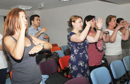 İşitme engellilere hizmet için işaret dili eğitimi