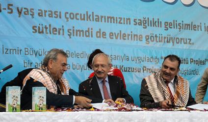 Kılıçdaroğlu süt üreticilerine "şahit" oldu