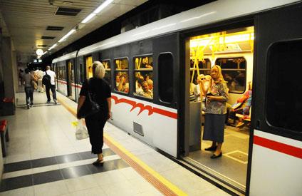 İzmir Metrosu'nda sefer sıklıkları arttı