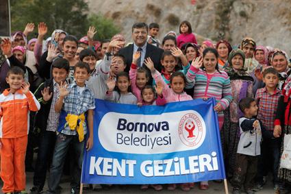 Köylü kadınlara nazar boncuklu gezi