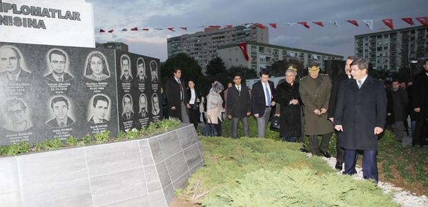 Davutoğlu'ndan Şehit Diplomatlar Anıtı teşekkürü