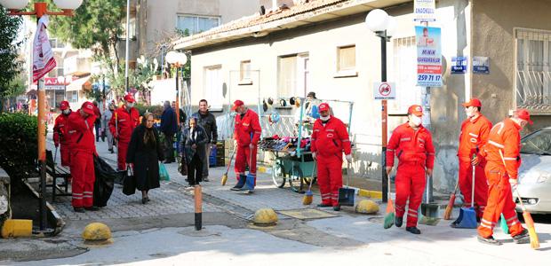 Balçova sokaklarında belediyelerin temizlik imecesi