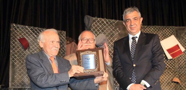 Karabağlar Belediyesi'nden İzgü'ye onur ödülü 