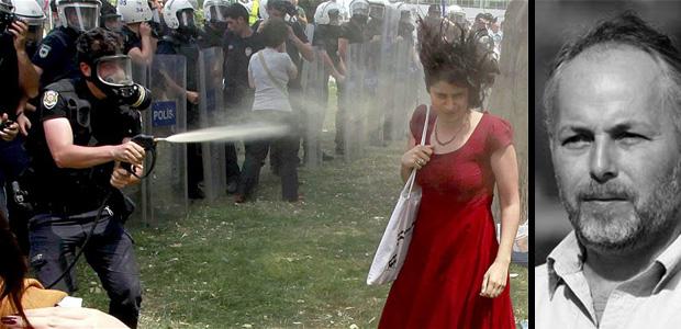 Kırmızılı Kadına yılın basın fotoğrafı ödülü