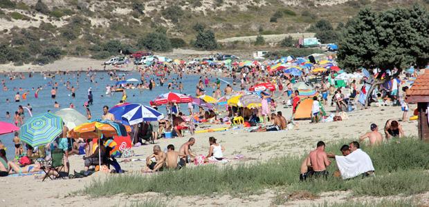 Sıcaktan bunalanlar plajlara akın etti