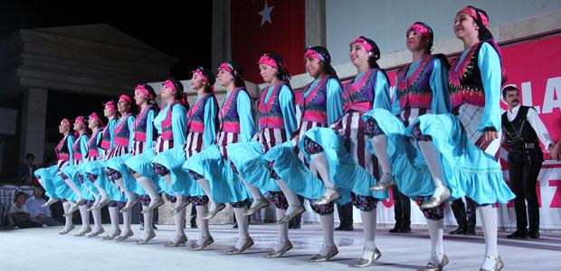 Menderes'te halk dansları coşkusu yaşandı