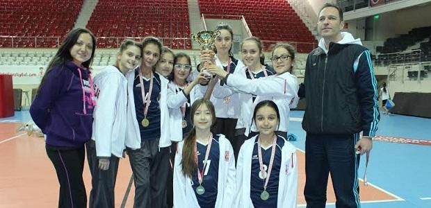 Özel Fatih Koleji Küçük Kız Voleybol Takımı il birincisi 