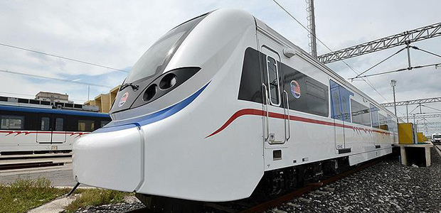 TCDD lokomotifi ortak hatta IZBAN trenine çarptı