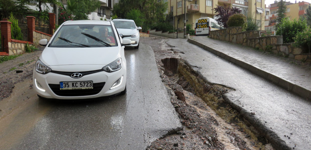 İzmir’de sağanak yağmur yaşamı olumsuz etkiledi