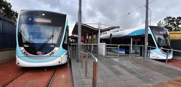 Konak Tramvayı yolculu seferlerine başladı