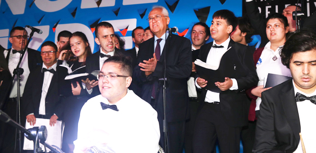 Alkışlar otizmli çocukların korosuna