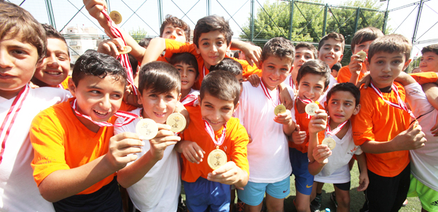 Karabağlar’da 12 branşta yaz spor okulları 