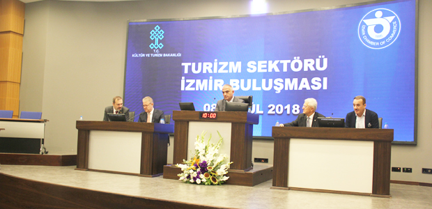 Bakan Ersoy İzmirli turizmcilerle buluştu