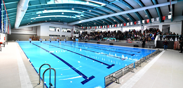 Bergama’da yarı olimpik yüzme havuzu açıldı