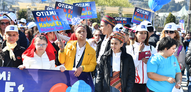 Otizm için sahne aldılar