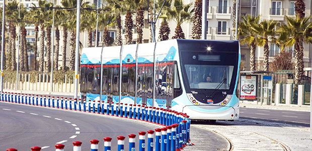 Tramvayla seyahat karbon emisyonunun atmosfere bırakılmasını engelliyor