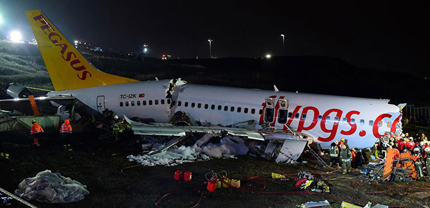 Yolcu uçağı pistten çıkarak kırıma uğradı: 3 ölü 180 yaralı
