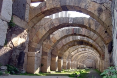 Kent Agorası'nda kazı alanı... Zemin katta kemerlerin görkemli perspektifi... (Fotoğraf : Hüseyin Erciyas)