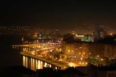 Gece... Mustafa Kemal Sahil Bulvarı, Karataş... Körfez... (Fotoğraf : Sinan Kerim Uçkaç)