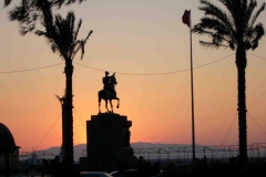 Cumhuriyet Meydanı... Atatürk Anıtı... Gün batımı... (Fotoğraf : Esra Ar)