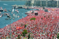 13 Mayıs 2007 Pazar... Gündoğdu Meydanı... İzmir İzmir olalı böyle miting görmedi... (Fotoğraf : Turan Gültekin)