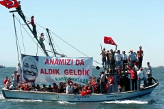 13 Mayıs 2007 Pazar... Karşıyakalılar görkemli mitinge denizden bu pankartı açarak katıldı. (Fotoğraf : Turan Gültekin)