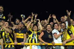 Fenerbahçe'nin 100. yılda şampiyonluğunu ilan ettiği karşılaşmada taraftarlar...