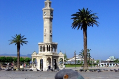 [Konak Meydanı... Fotoğraf: Mehmet Yasa]