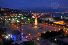 [Konak Meydanı... Fotoğraf: Mehmet Yasa]