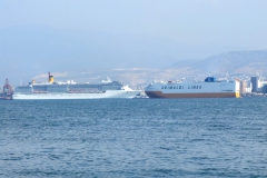 [Yolcu gemisiyle yük gemisi Körfez'de burun buruna... Fotoğraf: Saadet Erciyas]