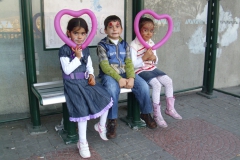 [Otobüs beklerken... Fotoğraf: Saadet Erciyas]