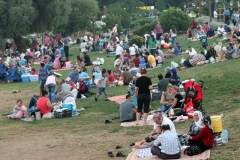 [Buca Gölet'te iftar zamanını bekleyen piknikçiler... Fotoğraf: Hüseyin Erciyas]