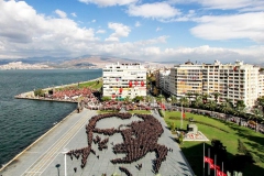 [2 bin 400 kişi bir araya geldi, Atatürk'ün portresini oluşturdu. Fotoğraf: Aykut Fırat]